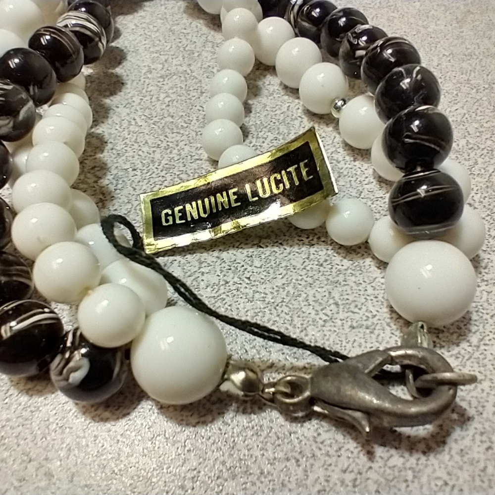 9.5" triple strand GENUINE LUCITE B&W w/marbling vintage necklace.
